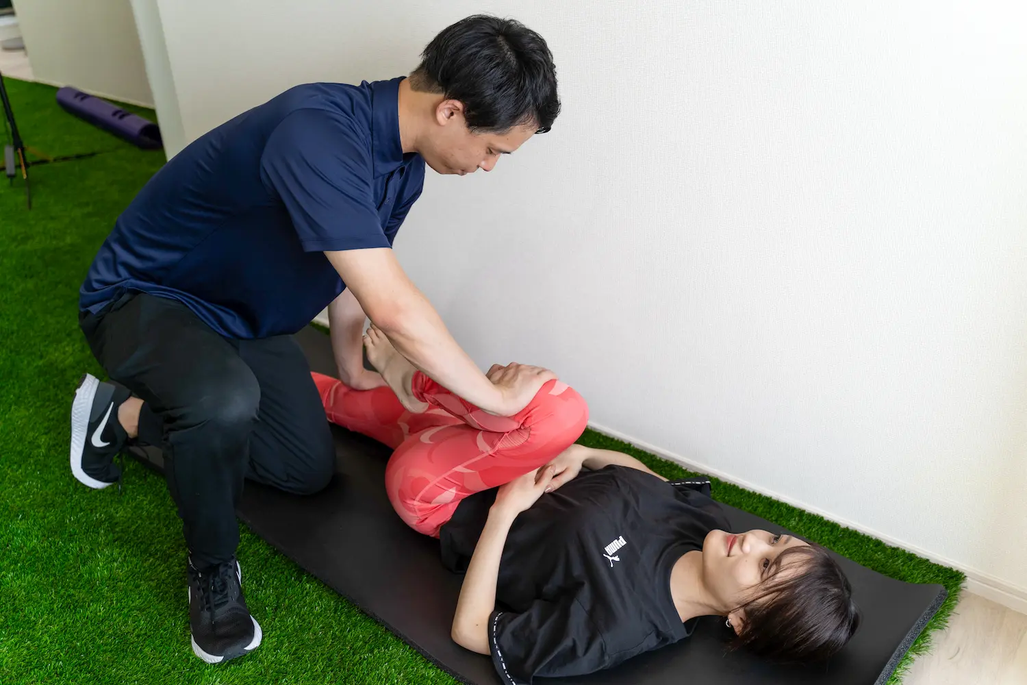 ストレッチ指導をするトレーナーの写真